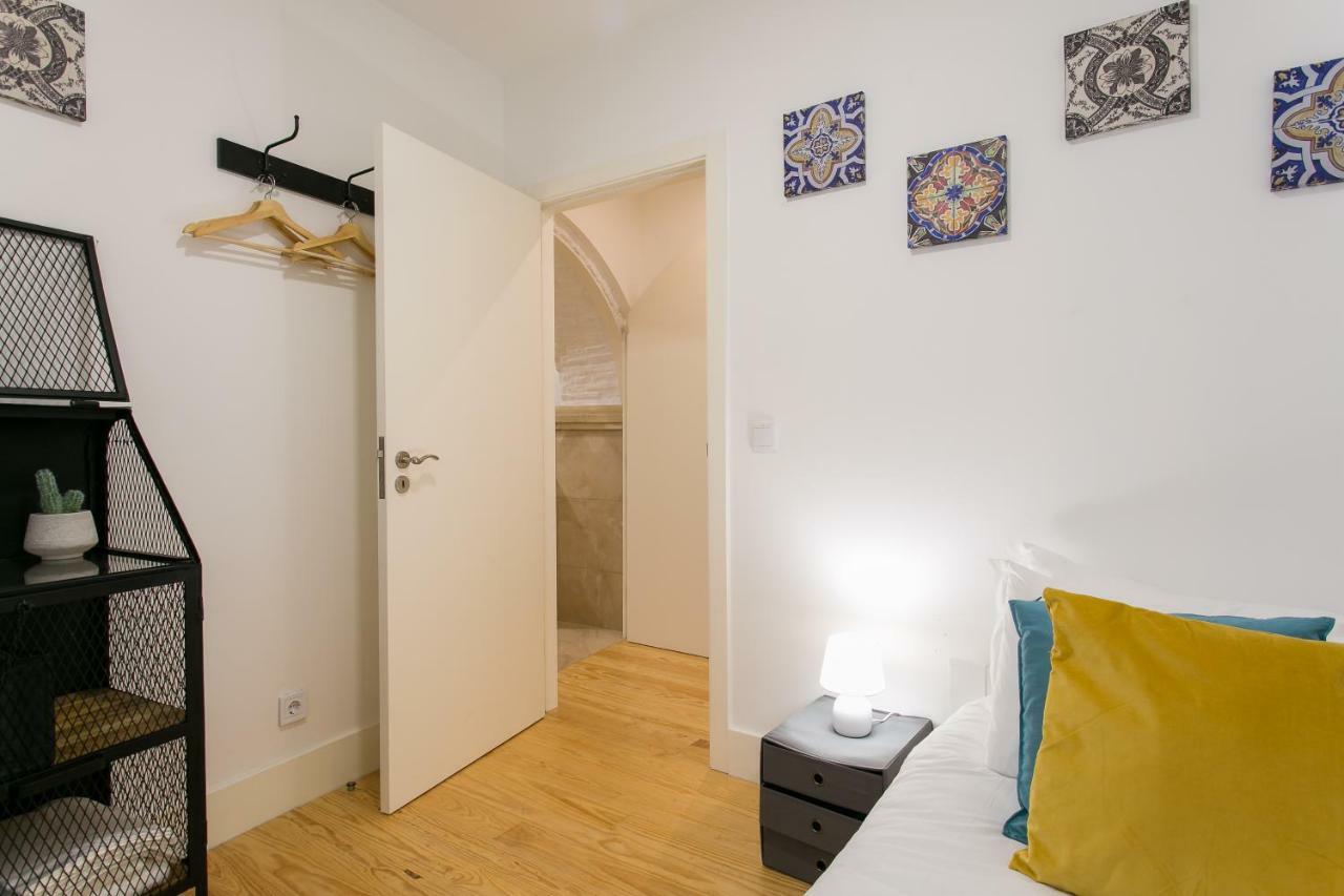 Altido Modern Apt For 5 With Workspace And Private Entrance, Moments From Lisbon Cathedral Exterior foto